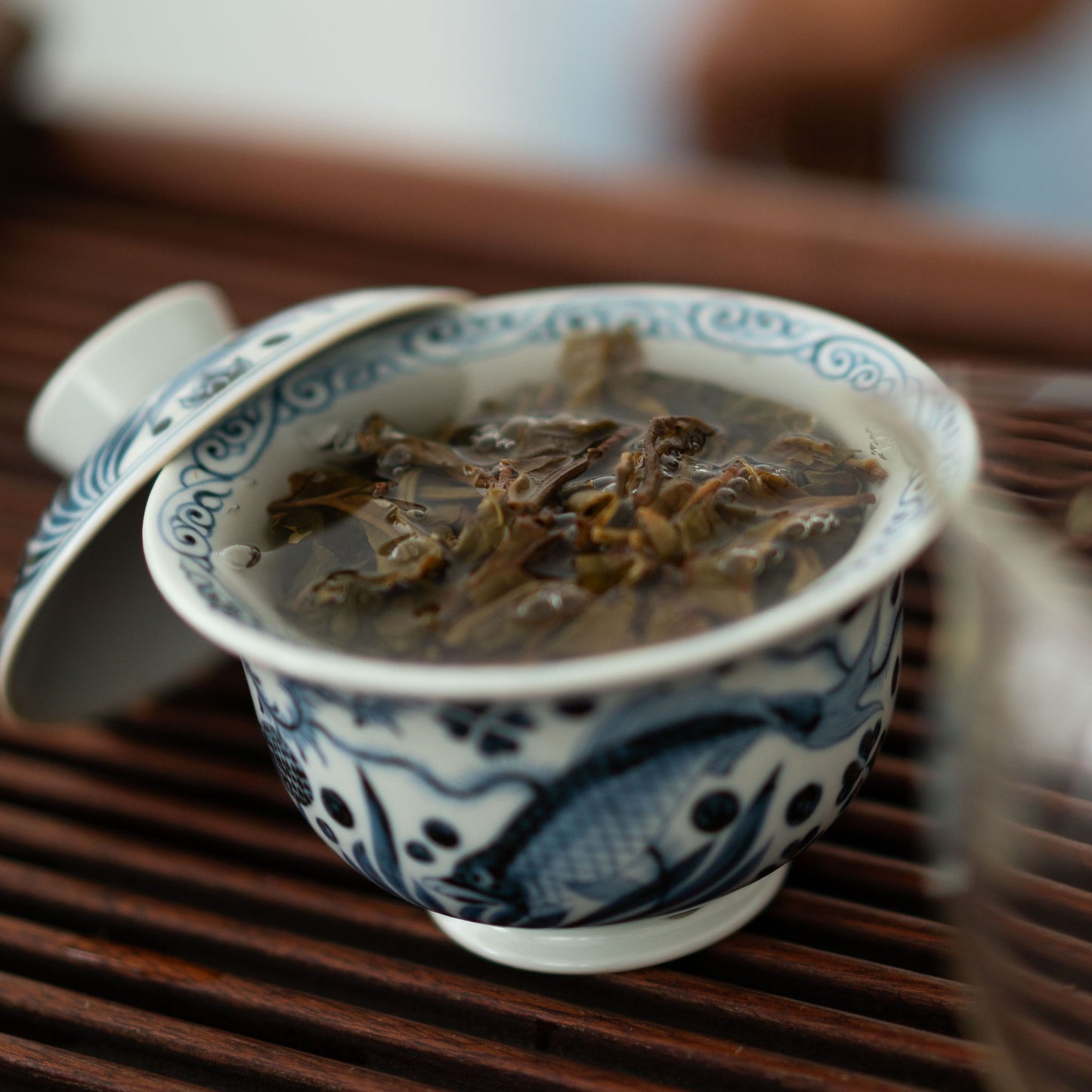Tea soup view of Bingdao Single Bush in blue porcelain gaiwan