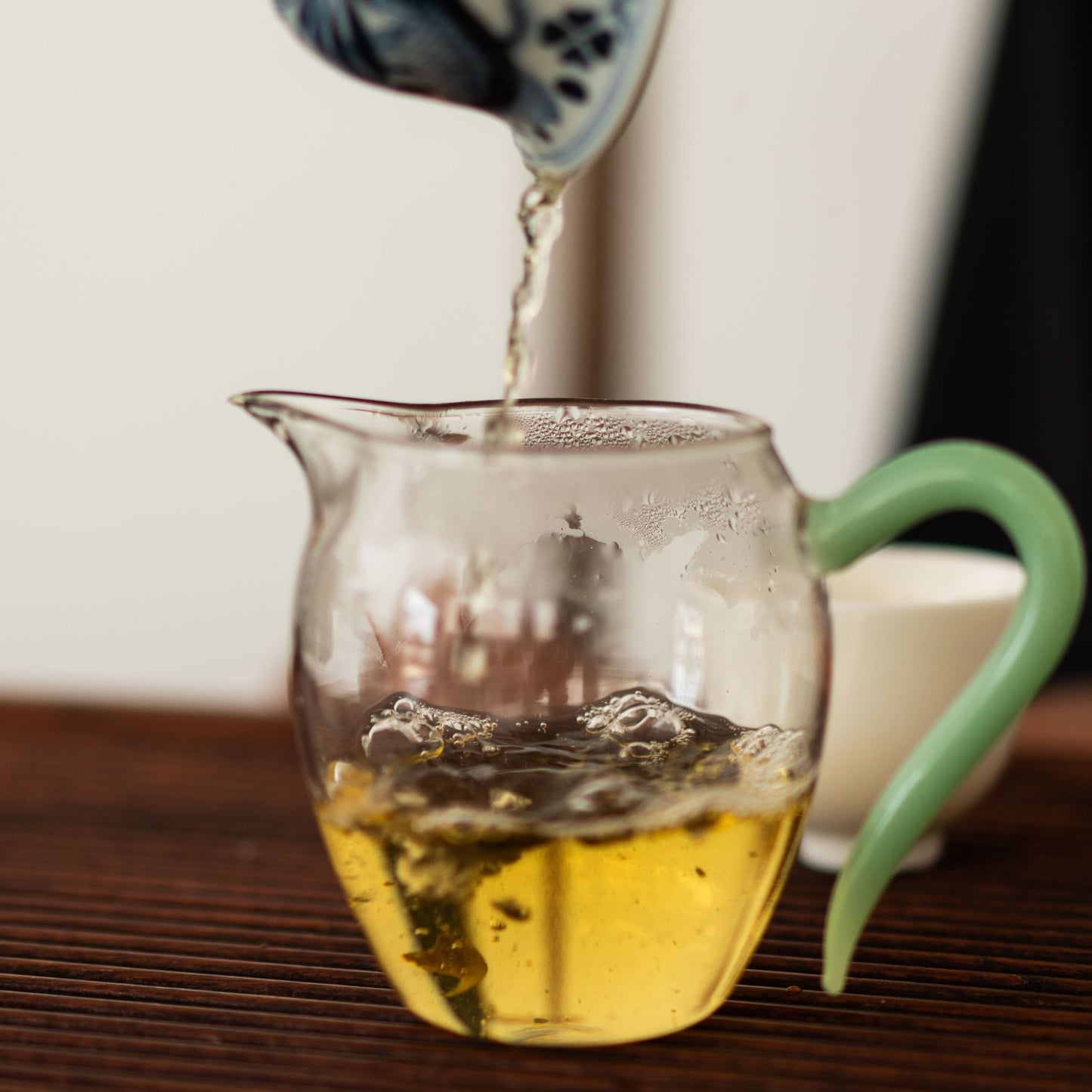 Close-up of golden tea liquor from Bingdao Single Bush raw Pu’er