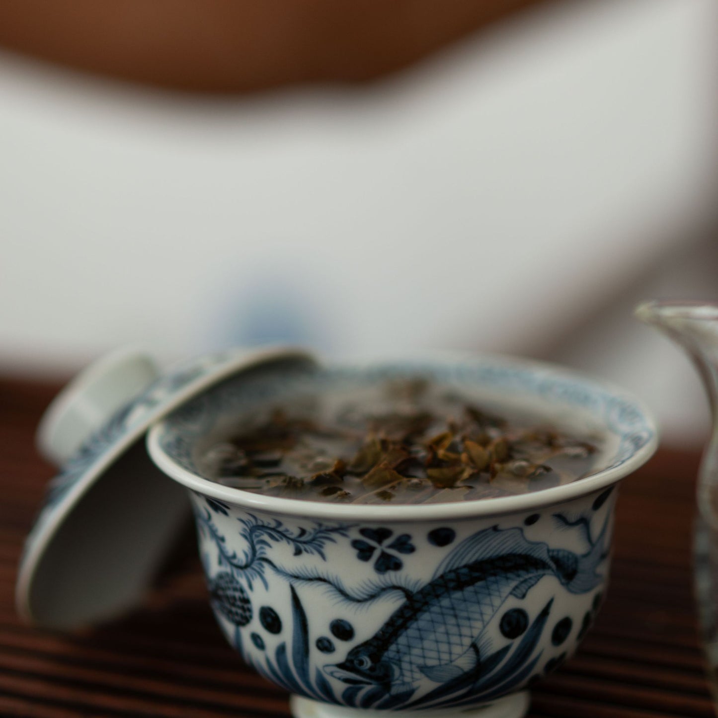 Brewing Bingdao Single Bush raw Pu'er in a porcelain gaiwan