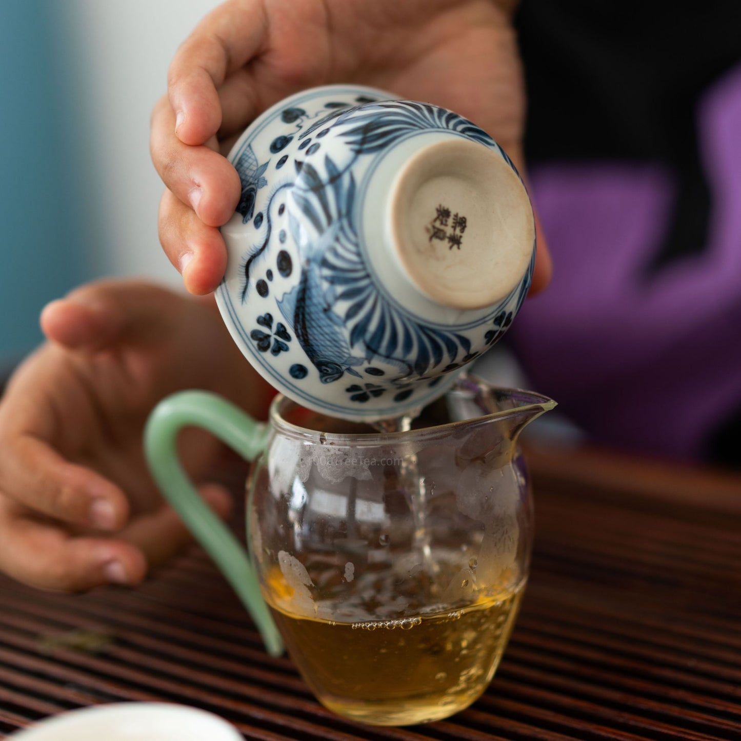 Pouring Nanpo tea liquor into glass pitcher